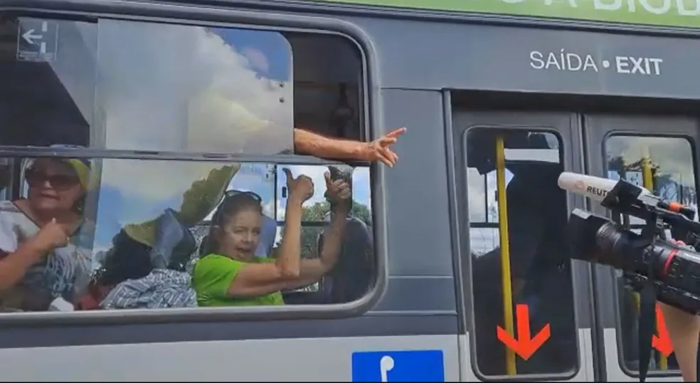 Bolsonaristas levados em ônibus de superintendência da PF a rodoviária de Brasília. Foto: Reprodução/TV Globo - 10.01.2023