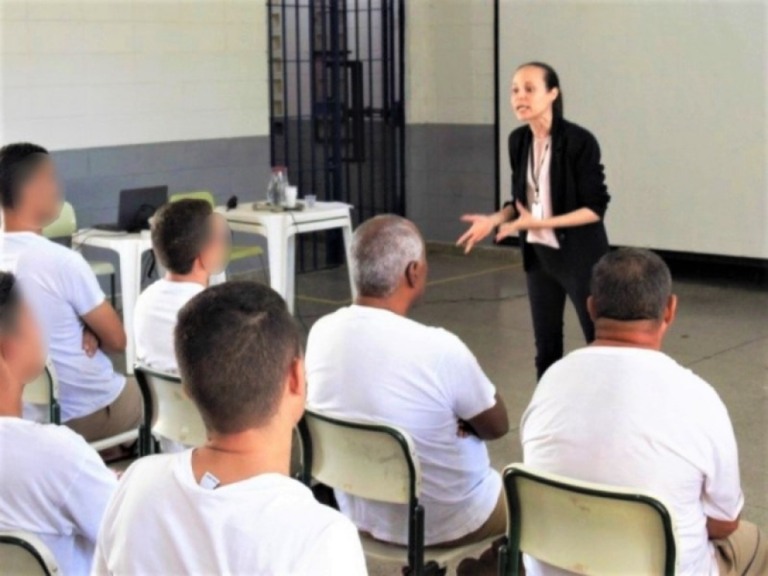 "Jornada de Cidadania" orienta detentos sobre pintura de imóveis e inclusão social
