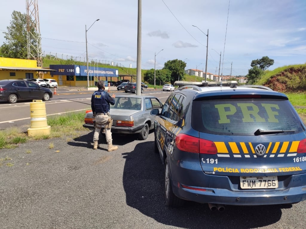 Denúncias revelam motorista embriagado na BR-153 em Marília; foi detido