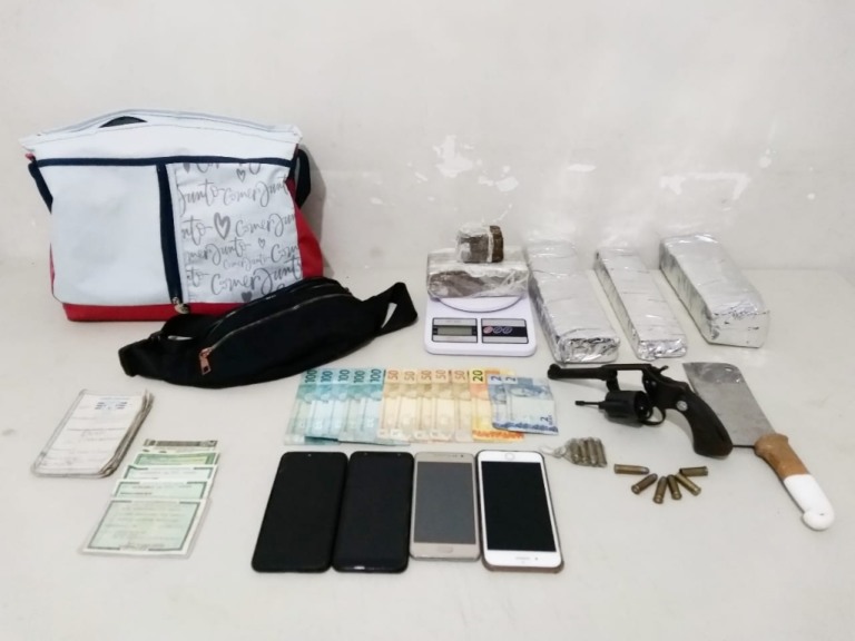 PM troca tiros, apreende drogas e prende rapaz; é suspeito em morte de adolescente