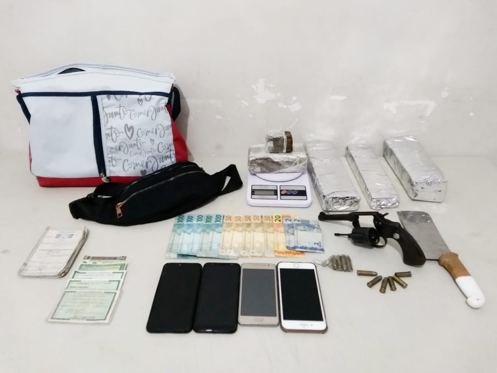 PM troca tiros, apreende drogas e prende rapaz; é suspeito em morte de adolescente PM troca tiros, apreende drogas e prende rapaz; é suspeito em morte de adolescente