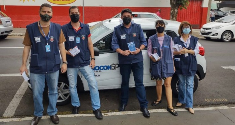 Procon distribui códigos e faz orientações no comércio de Marília