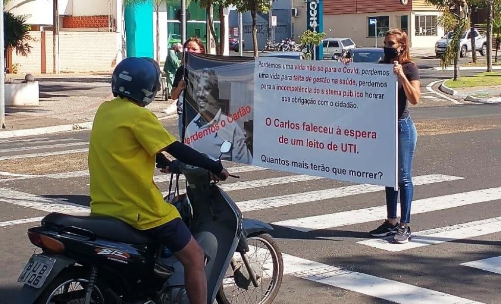 Família de paciente faz protesto após morte na fila por UTI em Marília