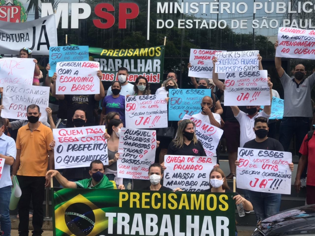 Protesto na quarta-feira reuniu manifestantes na porta do Ministério Público em Marília