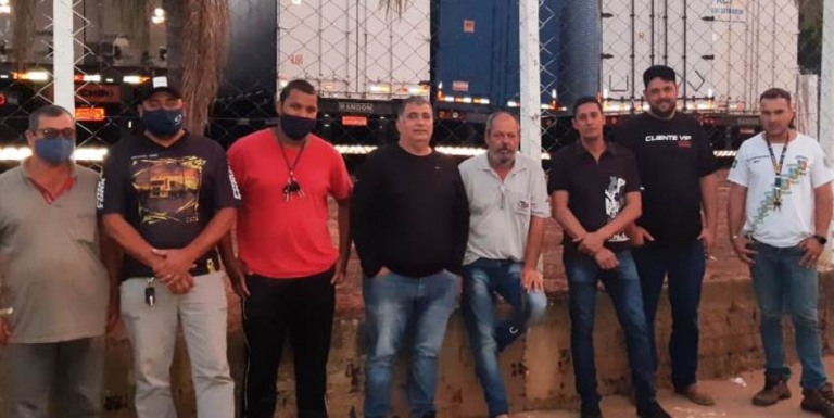 Impasse entre empresa e caminhoneiros vira protesto e caso de polícia em Marília