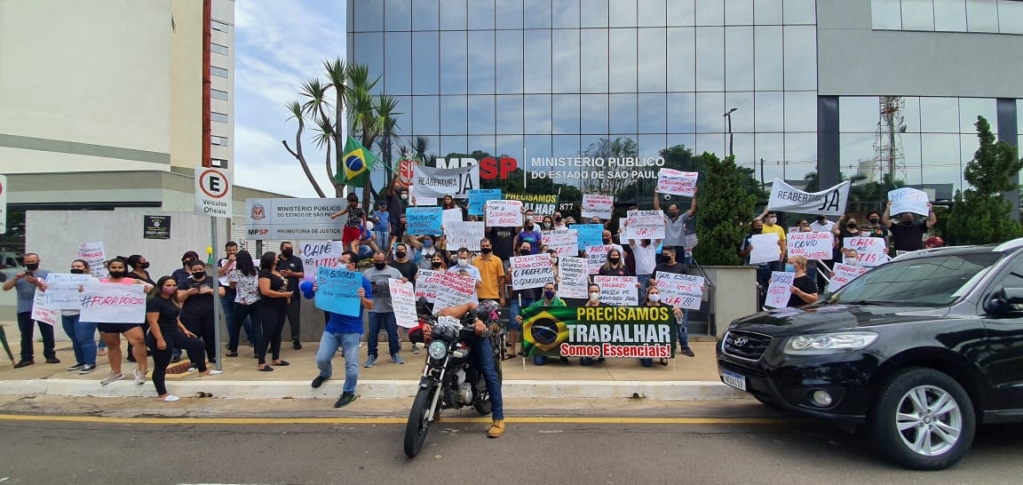 Marília tem protesto na prefeitura e MP para reabrir empresas; cidade espera Estado