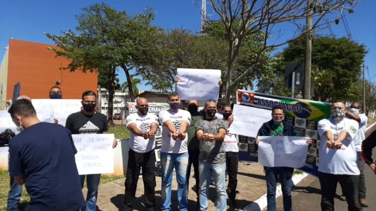 Associação de ex-policiais faz protesto em apoio a sargento de Marília