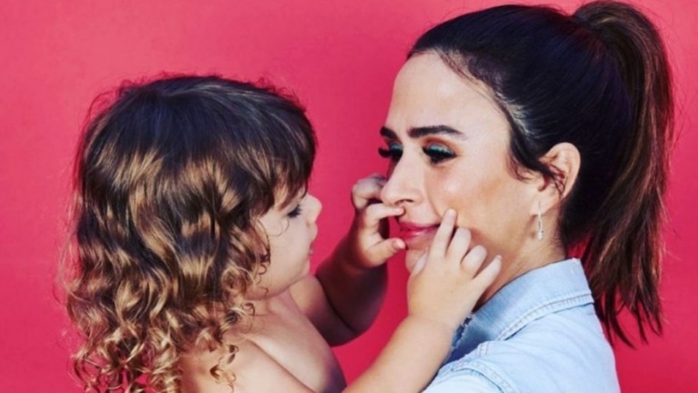Tatá Werneck mostra Clara Maria aprendendo a ler e encanta web