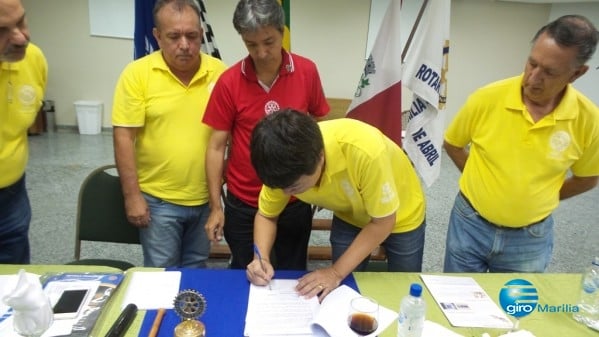 Representantes do Rotary 4 de Abril e da Cooperativa Sul Brasil assinam adesão ao programa