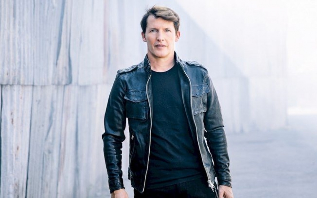 James Blunt revisita seus grandes sucessos em "The Starts Beneath My Feet (2004-2021)