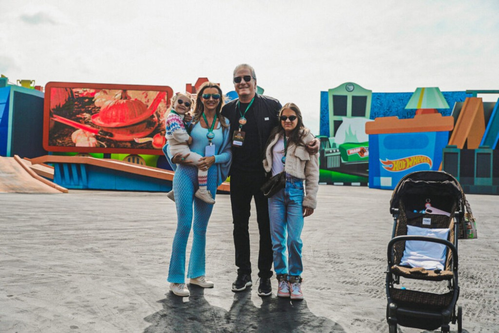 Roberto Justus curte Beto Carrero World ao lado da esposa Ana Siebert, e das filhas Rafa Pinheiro e Vicky Justus