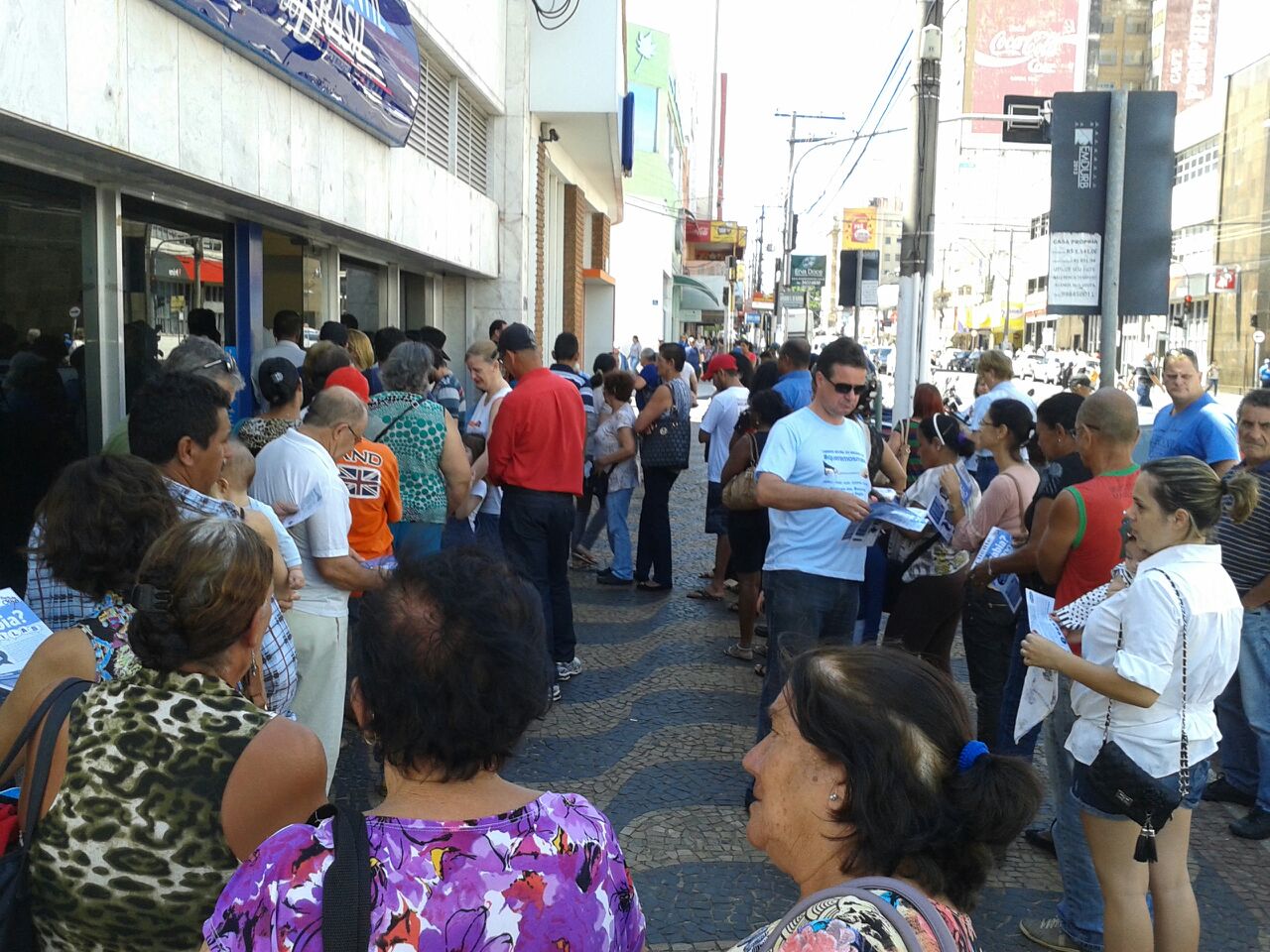 Campanha orienta clientes contra filas e abuso em bancos