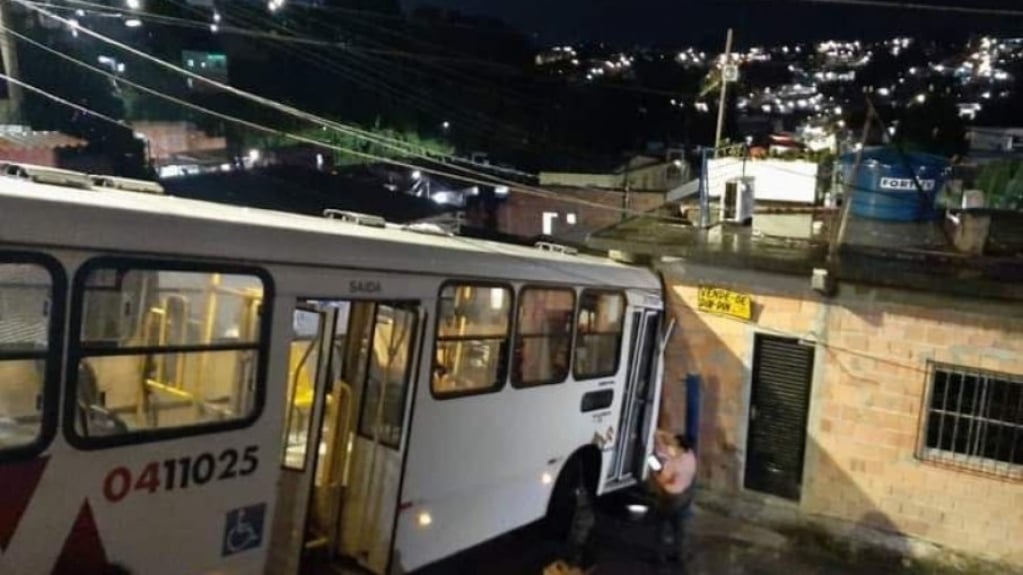 Ônibus derrapa na ladeira e invade casa em Manaus; veja fotos
