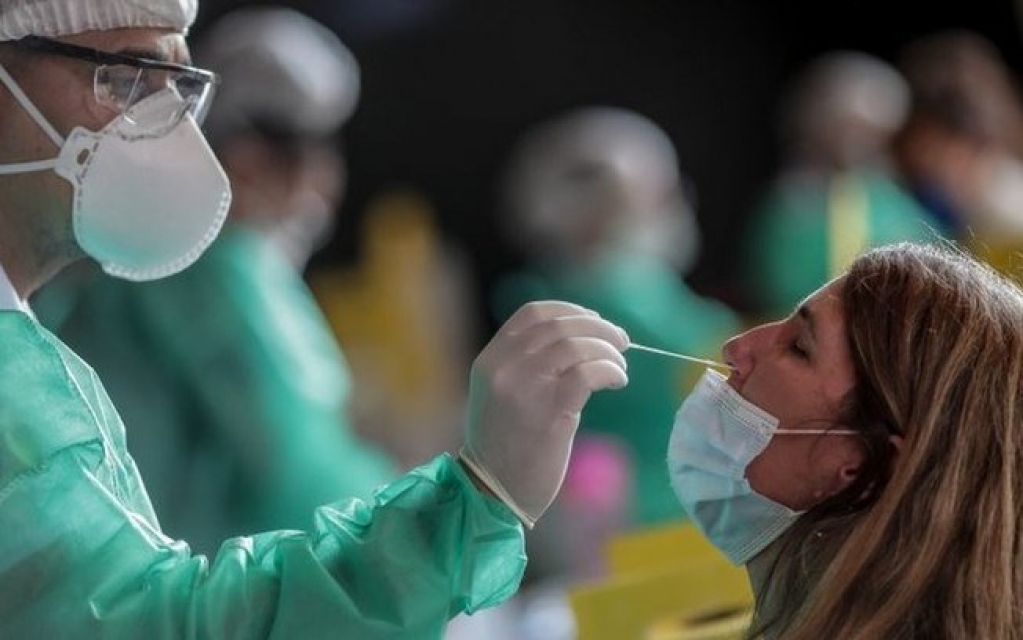 Teste de covid: por que está tão difícil conseguir testagem no Brasil?