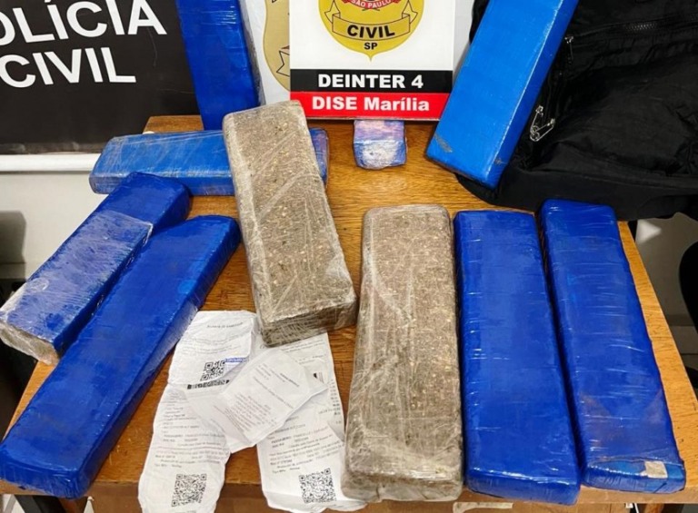 Jovem detida com maconha na rodoviária é libertada; homem segue preso