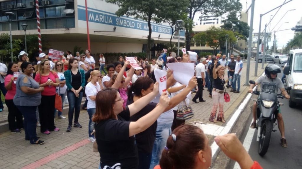 Trabalhadores do programa de Saúde da Família durante protesto em Marília