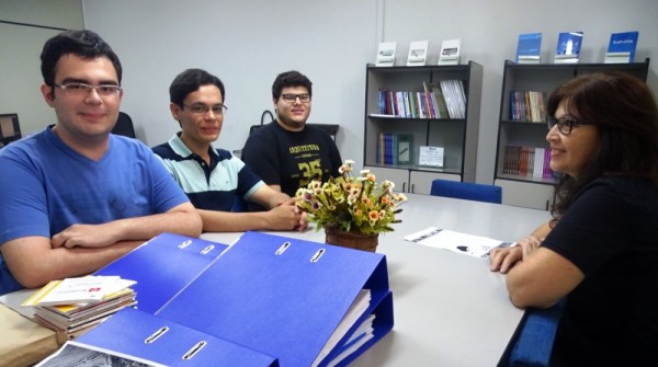 Estudantes da UNpes e Unimar com a coordenador do Nipex; Walkíria Ferrer