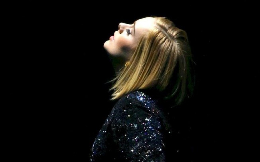 Adele fica no topo da Billboard Hot 100 pela quinta semana com "Easy on Me" Adele fica no topo da Billboard Hot 100 pela quinta semana com "Easy on Me"