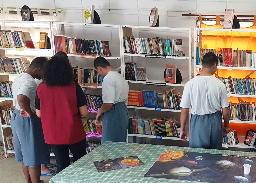 Jovens da Fundação Casa recebem incentivo para leitura em Marília Jovens da Fundação Casa recebem incentivo para leitura em Marília