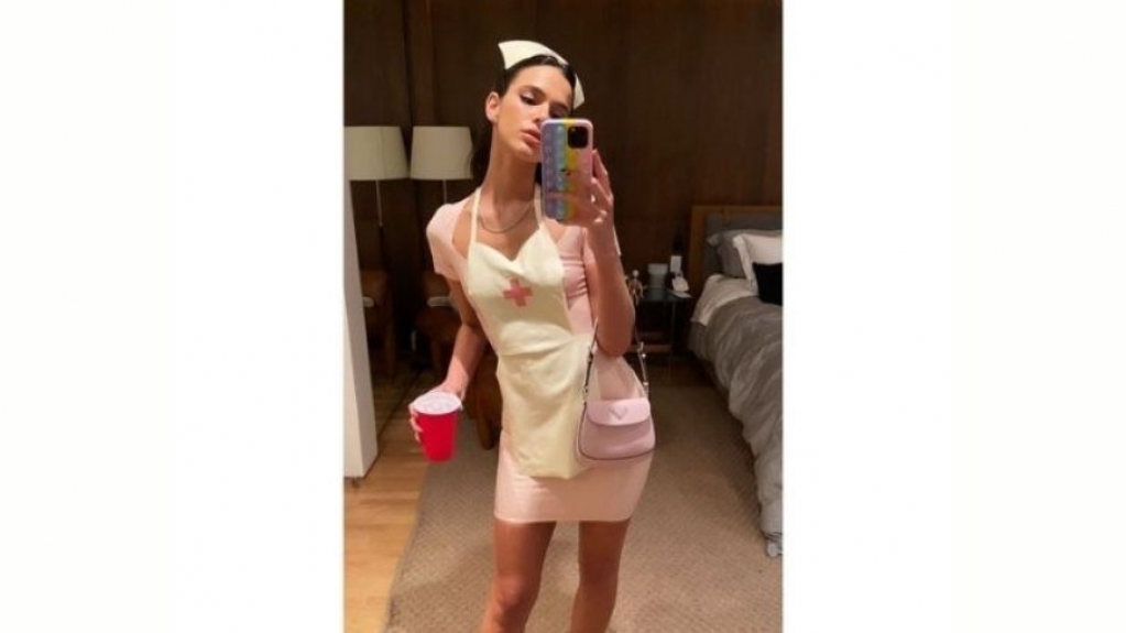 Bruna Marquezine é criticada por Conselho de Enfermagem por fantasia Bruna Marquezine é criticada por Conselho de Enfermagem por fantasia