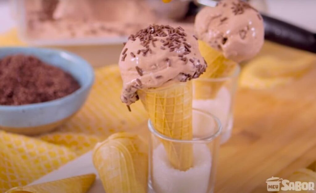 Vamos fazer um maravilhoso sorvete de brigadeiro? Super fácil e gostoso!