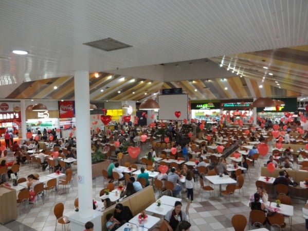 Decoração especial recebe casais no Marília Shopping – Divulgação