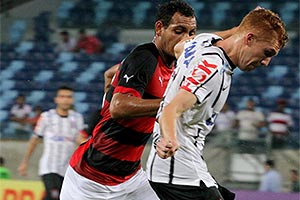 Corinthians vence Vitoria e volta ao G-4