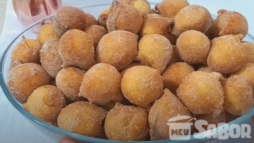 Final de tarde ou para o café da manhã uma delicioso bolinho de chuva! Sirva com um cafezinho!