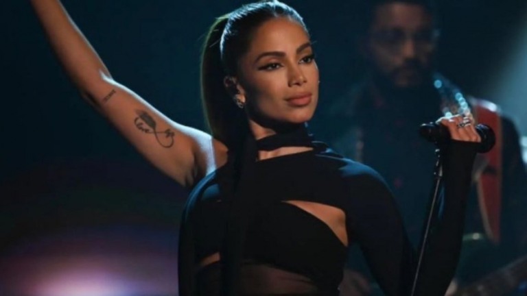 Anitta confirma presença na Casa Plano B de Beats com Gkay