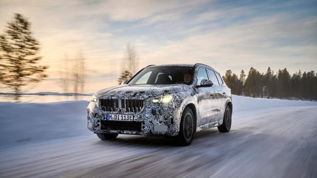 BMW divulga imagens de X1 elétrico em testes