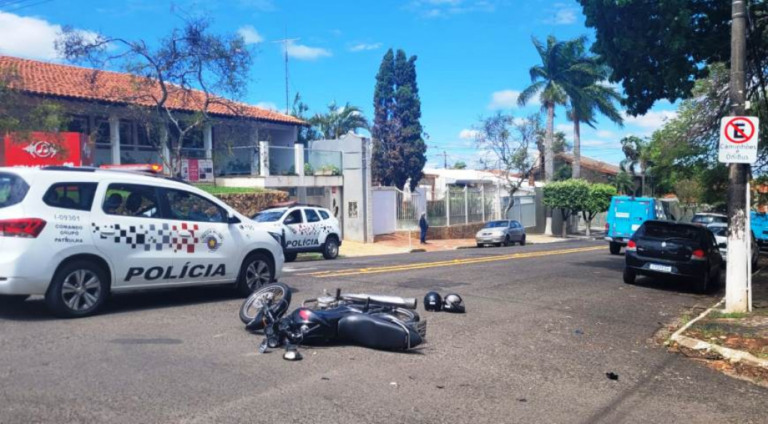 Acidente e susto – Marília tem colisão de moto e viatura em escolta de presos