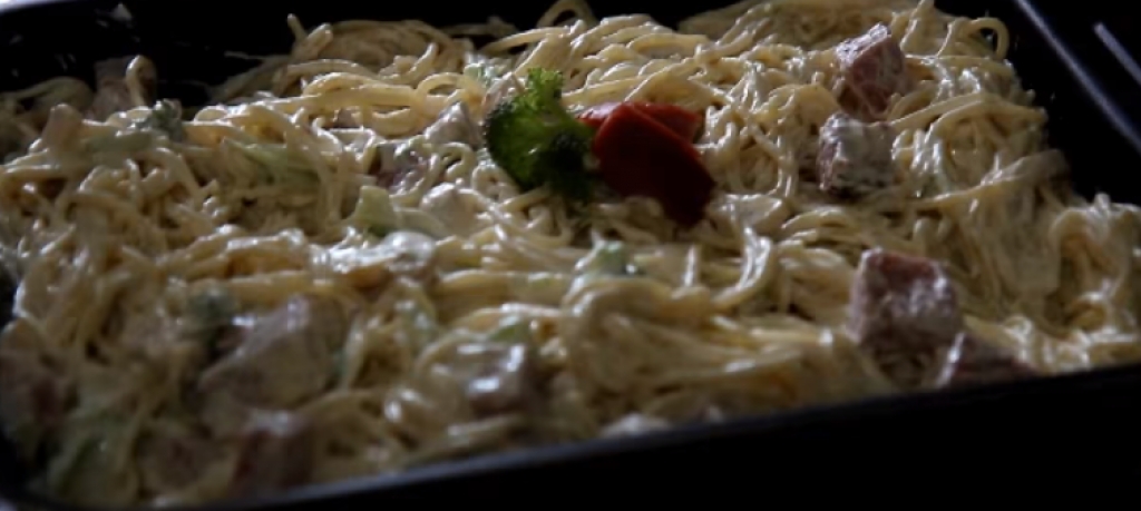 Macarronada de forno ao molho de tender