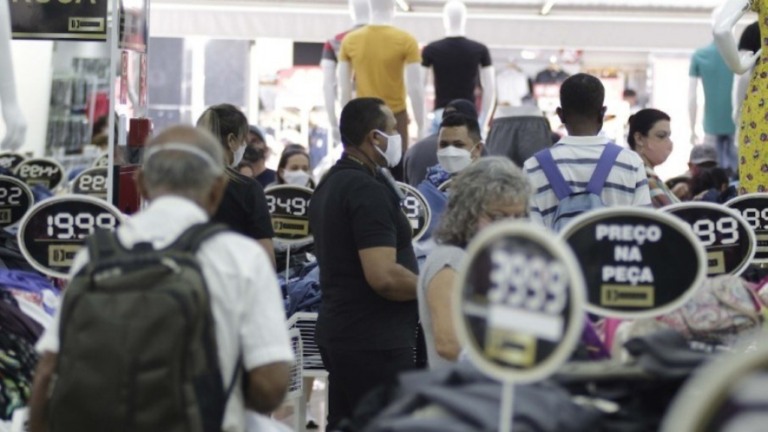 Varejo cresce 1,4% em 2021, mas perde fôlego com desemprego e inflação