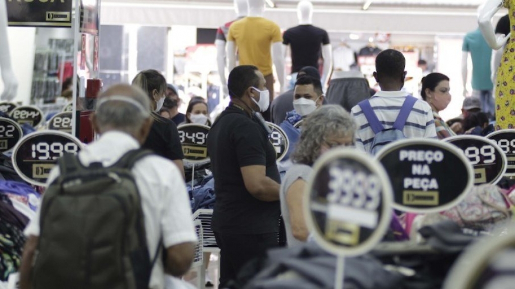 Varejo cresce 1,4% em 2021, mas perde fôlego com desemprego e inflação