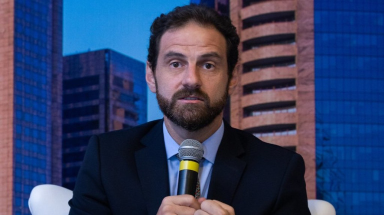 Ex-secretário de Bolsonaro vai devolver relógio de luxo recebido