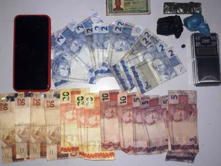 PM prende jovem com drogas e dinheiro em veículo de aplicativo em Marília