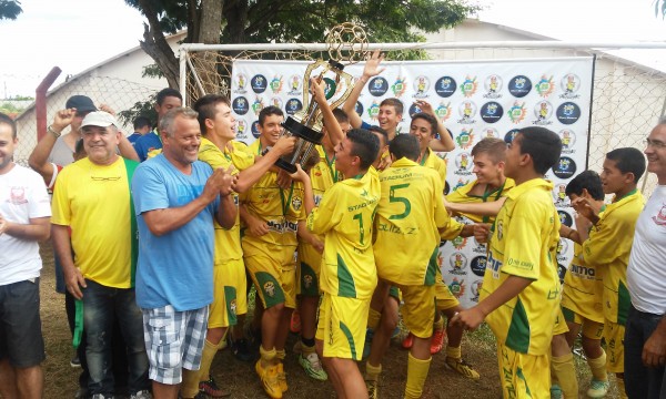 Equipe de Marília comemora título