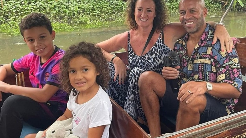 Reprodução/Instagram 09.05.2023 Tessa Hawes e a família em um passeio de barco na Tailândia