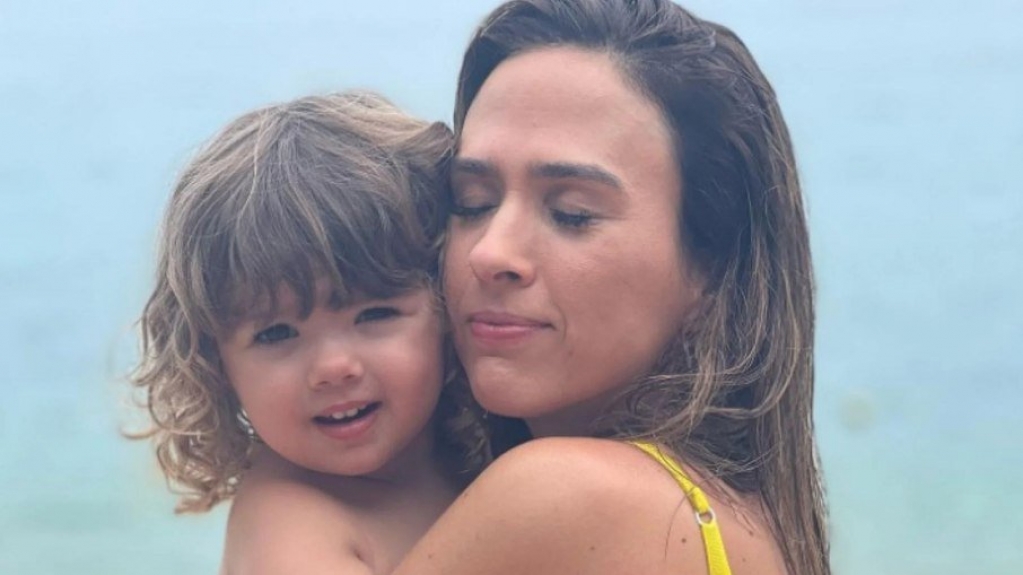 Tatá Werneck brinca sobre semelhança com filha: "Salva por um nariz" Tatá Werneck brinca sobre semelhança com filha: "Salva por um nariz"