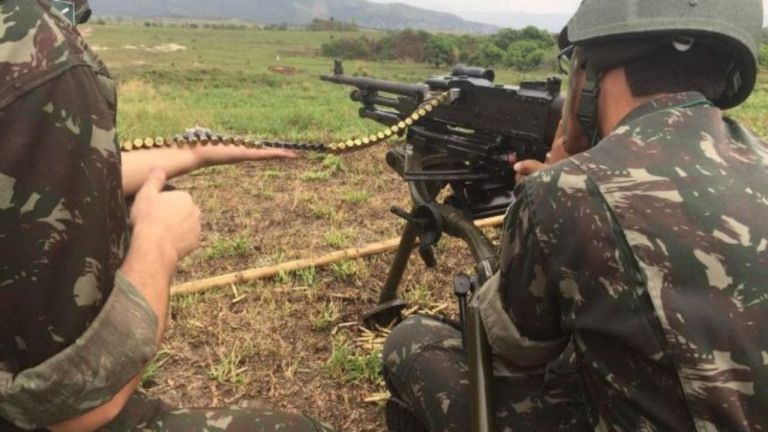 Fonte:111ª Cia Ap MB militares da 1ª Região Militar (1ª RM) que frequentam o Curso de Formação de Cabos (CFC) do Grupamento “Bravo” e treinam com metralhadora MAG .50