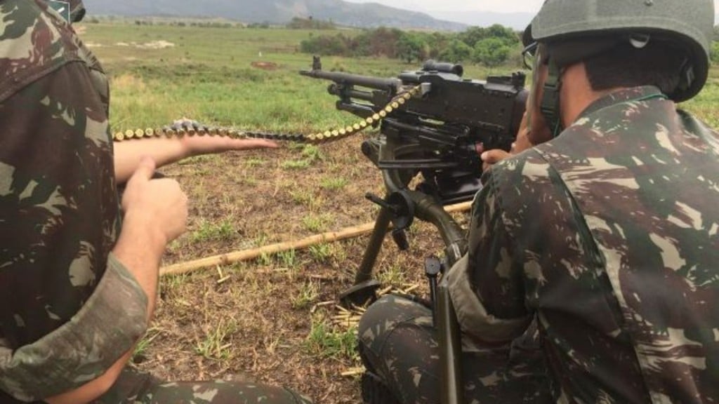 Fonte:111ª Cia Ap MB militares da 1ª Região Militar (1ª RM) que frequentam o Curso de Formação de Cabos (CFC) do Grupamento “Bravo” e treinam com metralhadora MAG .50