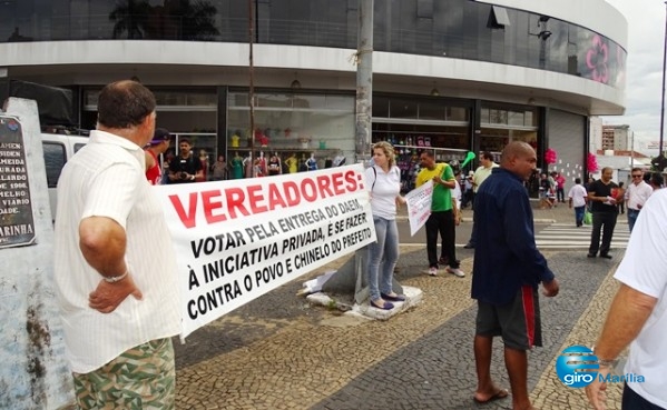 Protesto une oposição contra privatização; votação na terça-feira