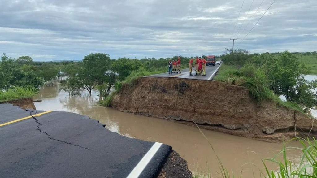 Bombeiros confirmam segunda morte após abertura de cratera em Sergipe Bombeiros confirmam segunda morte após abertura de cratera em Sergipe