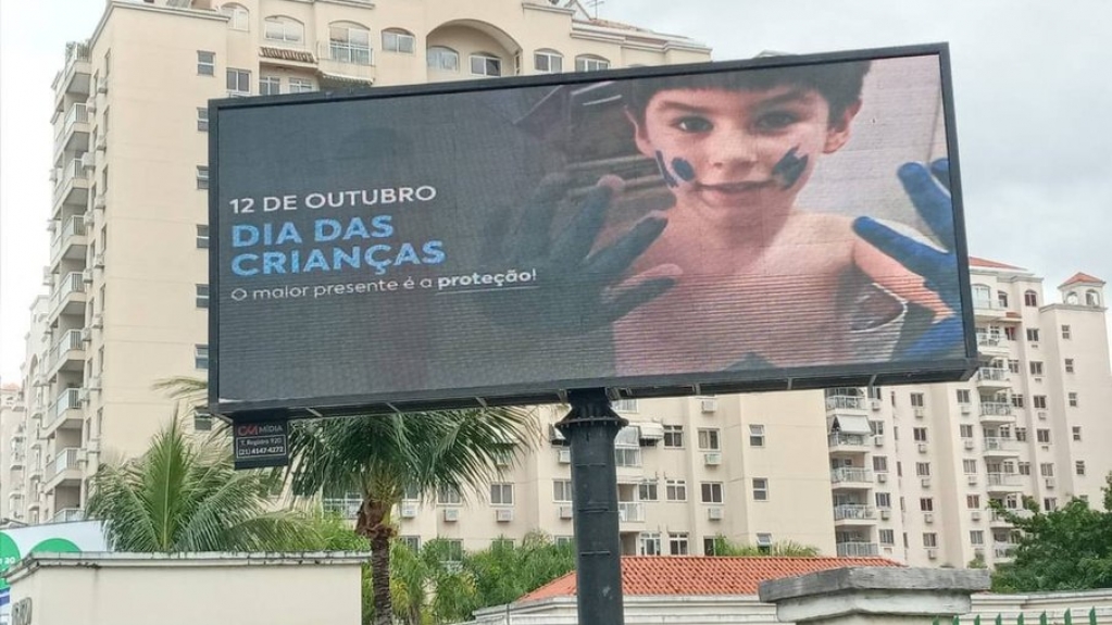 Pai de Henry homenageia filho no Dia das Crianças com outdoors no RJ; veja Pai de Henry homenageia filho no Dia das Crianças com outdoors no RJ; veja