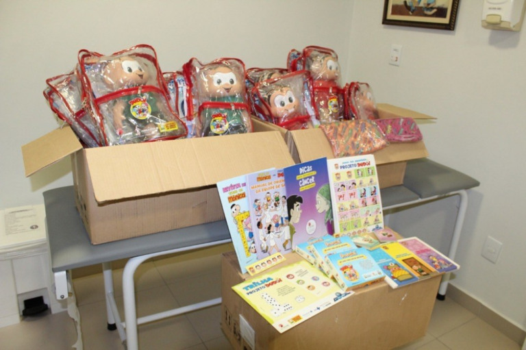 Santa Casa recebe kits da Turma da Mônica para crianças em longas interações