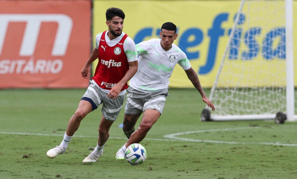 Os jogadores Flaco López e Naves durante o