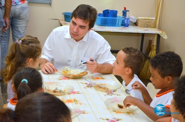 Prefeito almoça com alunos e divulga merenda na cidade