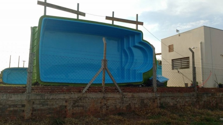 Compradores não pagam e loja de Marília ganha ações para retirar piscinas