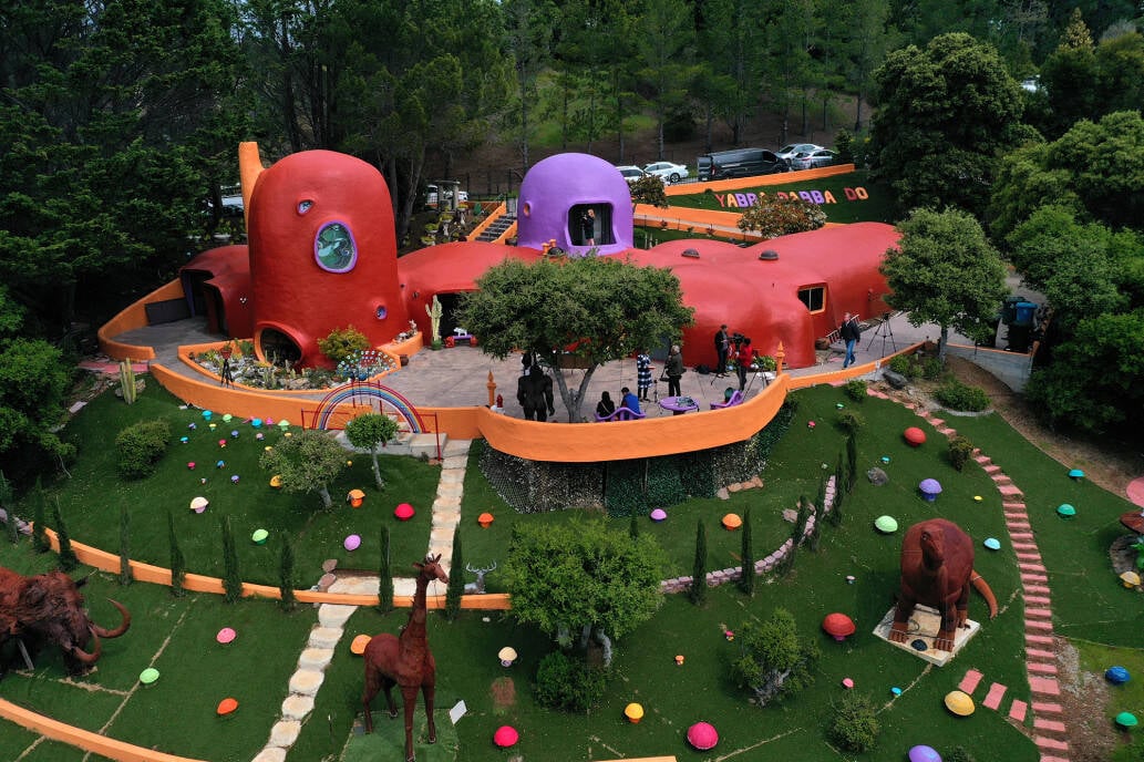 O lado de fora da "Casa dos Flinstones" chama a atenção. Foto: Getty Image/Realtor.com