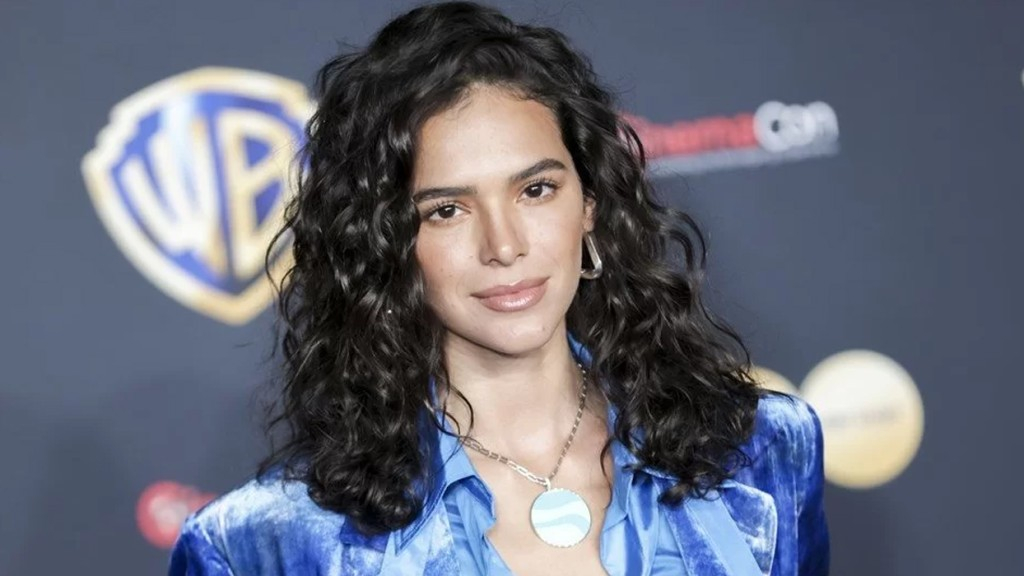 Após fim de greve, Bruna Marquezine exibe bastidores de gravações: ‘Besouro Azul’